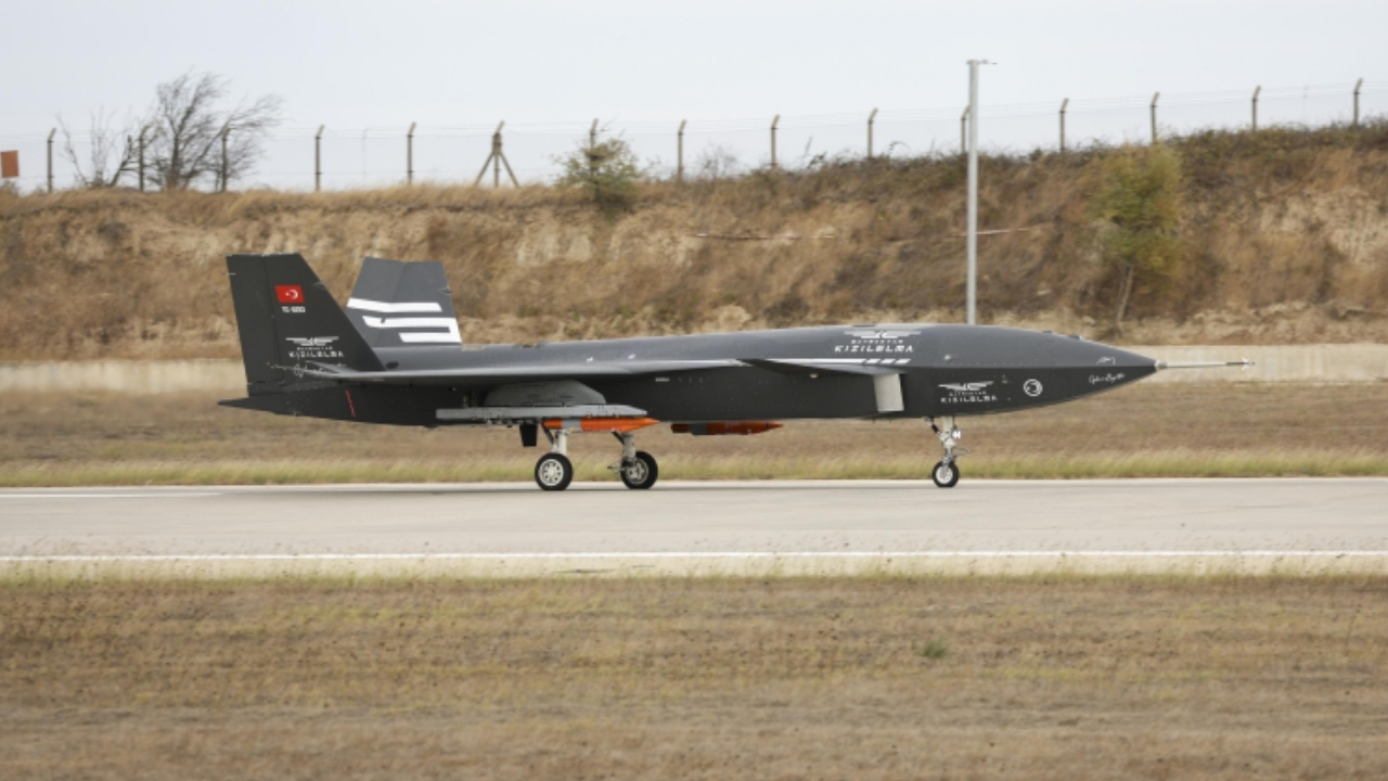 KIZILELMA insansız savaş uçağı simülasyonunda F16 hedefini vurdu