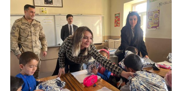 Kars'ta Savcı ve Psikolog'tan Minik Kalplere Atkı Sürprizi