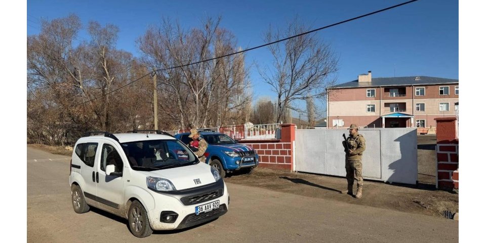 Kars'ta Jandarmadan Şok Baskın: Dolandırıcı ve Göçmen Yakalandı!