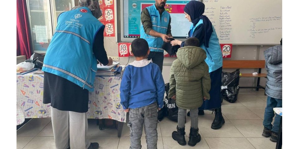 Kars'tan Yaylacık Köyü'ne Bayram Sevinci: Çocuklar Üşümesin Diye!