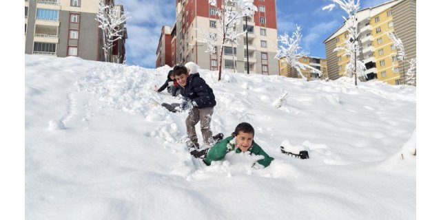 Elazığ'da Kar Esareti: Okullar Tatil, Türkiye Beyaz Alarmda!