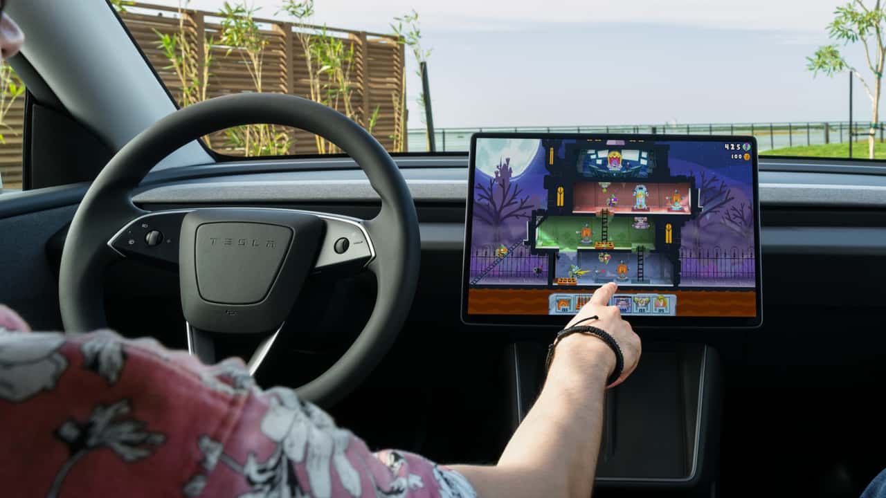 Tesla'ya Apple CarPlay