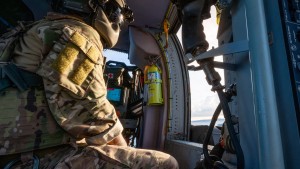 Düşen hava personeli helikopterle kurtarıldı, Pentagon destekli