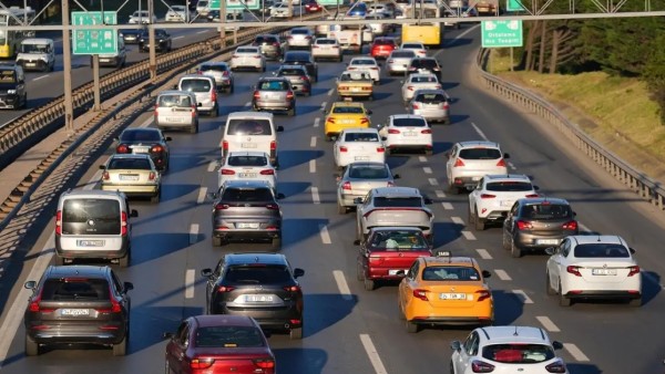 TÜİK: Türkiye'de Araç Sayısı 34 Milyona Ulaştı, En Popüler Renk Gri (%42)