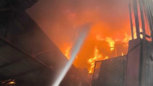 Adana Seyhan'daki geri dönüşüm fabrikasında yangın: Patlamalar duyuldu