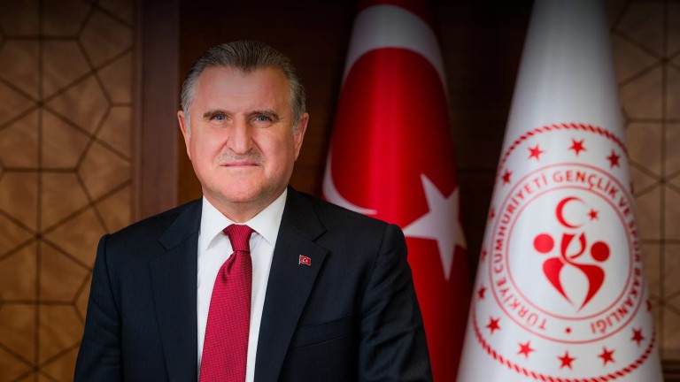 Gençlik ve Spor Bakanı Bak Sinop'ta Stadyum Açtı: Çocukları Spora Yönlendirin