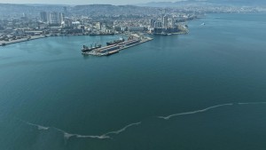 İzmir Körfezi'nde 12'nci Kirlilik Skandalı: Drone Görüntüleri İhaneti Belgeledi!