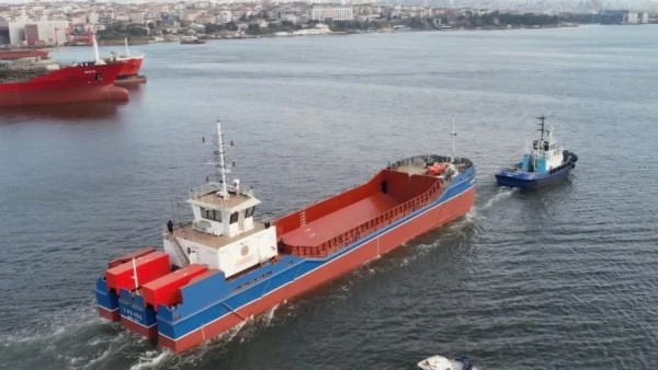 Yunanistan'da Kaza Geçiren Yük Gemisinin Mürettebatı Kurtarıldı