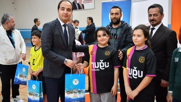 Yeşilyurt'ta Genç Sporcuların Yarıştığı Turnuvada Ödüller Sahiplerini Buldu