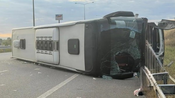 İstanbul-İzmir Otoyolu'nda Yolcu Otobüsü Devrildi: 25 Yaralı