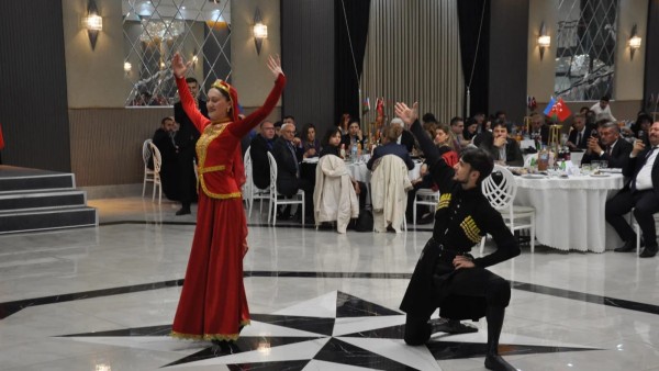 Azerbaycan Bağımsızlık Günü Kutlamaları Kars'ta Coşkuyla Gerçekleştirildi