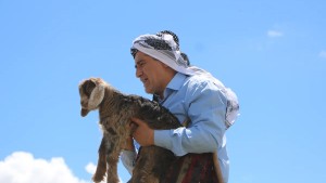 Aydın Aydın, Hakkâri'de Yavru Keçiye Yardım Etti