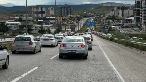 Havza'da Trafik Yoğunluğu: Uzun Araç Kuyrukları Oluştu
