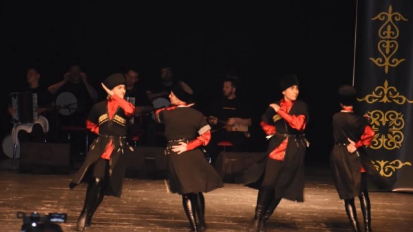 Düzce Adıge Kültür Derneği'nden Sezon Sonu Gösterisi