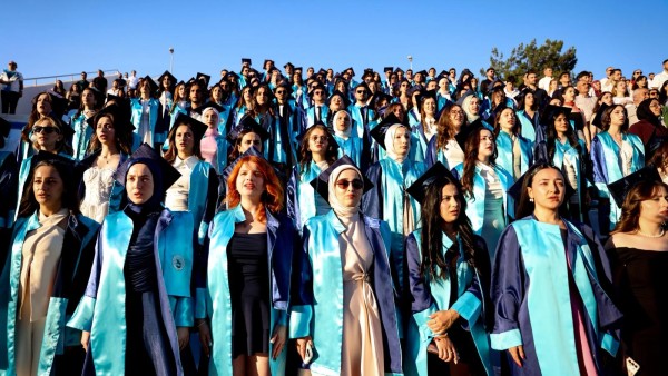 Dokuz Eylülde Hemşirelik Mezuniyet Töreni Coşkuyla Gerçekleşti
