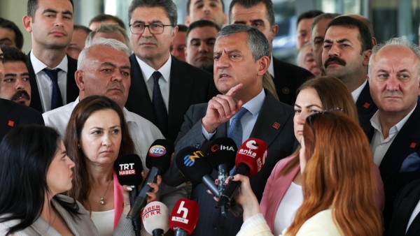 CHP'de Olağanüstü Kurultay Süreci: Özgür Özel'in Açıklamaları