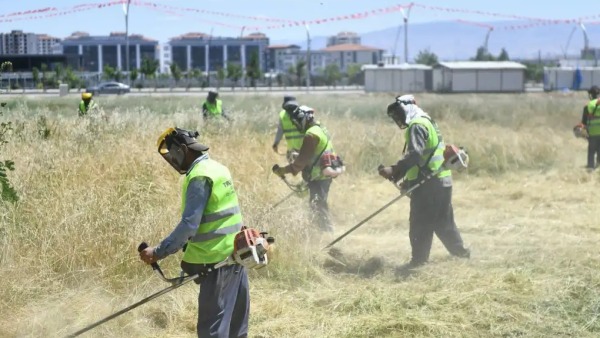 Yeşilyurt Belediyesi Yaz Aylarında Yangın Riskine Karşı Temizlik Çalışmaları Yapıyor