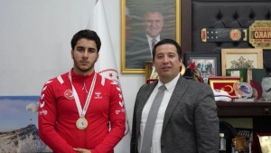 Diyar Savcı, 77 kiloda Türkiye Kuraş Şampiyonu olarak Kars'ın gururu oldu