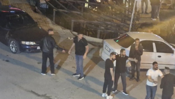 Erzurum Atatürk Evi önünde saat 21.19'da iki grup arasında kavga çıktı, polis müdahale etti