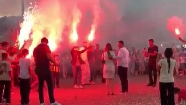 Kars Kalesi’nde genç çiftin evlilik teklifi coşkuyla kutlandı, özel anlar cep telefonlarına yansıdı