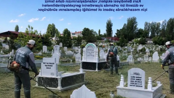 Kars'ta mezarlıklarda yabani ot temizliği ve düzenleme çalışmaları başladı