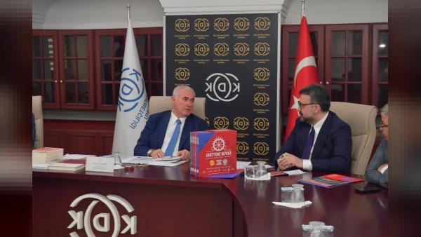 AKK Başkanı Halil İbrahim Yılmaz TBMM Başdenetçisi Mehmet Akarca’ya Seyir Defteri ve AKS 101 Kitabını Takdim Etti
