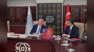 AKK Başkanı Halil İbrahim Yılmaz TBMM Başdenetçisi Mehmet Akarca’ya Seyir Defteri ve AKS 101 Kitabını Takdim Etti