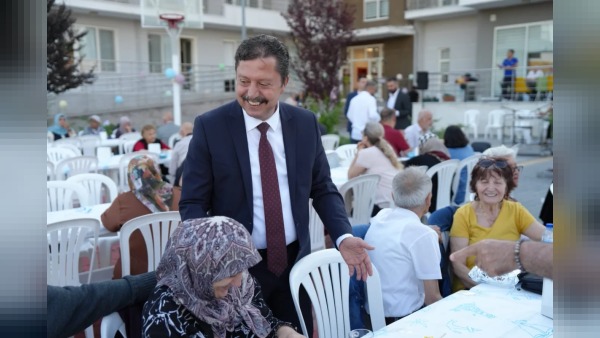 Başkan Kasap, 30 kişinin kaldığı huzurevinde Babalar Günü'nü kutladı ve sağlık dileğinde bulundu