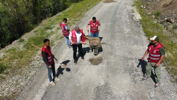 Giresun Alucra'daki bozuk grup yoluna Mücahit Şerbetçi öncülüğünde sembolik onarım