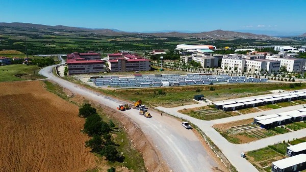 Malatya Büyükşehir Belediyesi kentte ve kırsalda yol yatırımlarını sürdürüyor