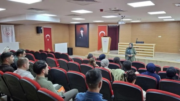 Yeşilay Kars Şubesi'nden Aile ve Sosyal Hizmetler Personeline Teknoloji Bağımlılığı Eğitimi