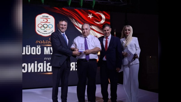 Ertan Birinci’ye Turkcell Genel Müdürü Murat Küçüközdemir’den anlamlı ödül takdimi yapıldı