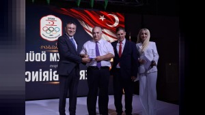 Ertan Birinci’ye Turkcell Genel Müdürü Murat Küçüközdemir’den anlamlı ödül takdimi yapıldı