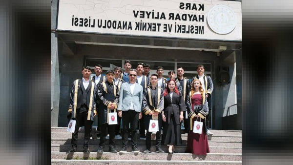 Kars'ta İlk Veteriner Sağlık Teknisyenleri Mezuniyetinde Kurumsal Hediyeler Verildi
