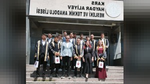 Kars'ta İlk Veteriner Sağlık Teknisyenleri Mezuniyetinde Kurumsal Hediyeler Verildi