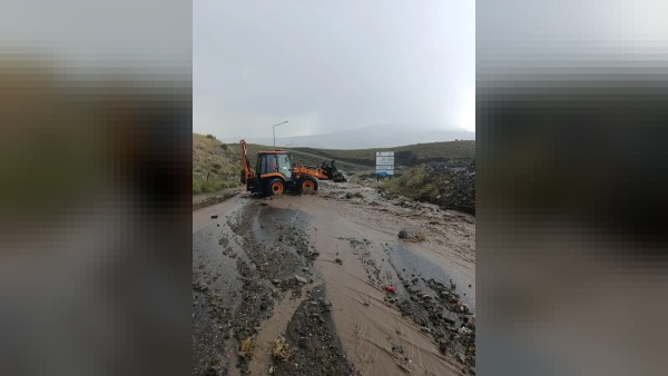 Kağızman'da sel sonrası Kaymakam Okan Daştan sahada incelemelerde bulundu