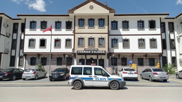 Beypazarı'nda görev süresi dolan hakim ve savcılara plaket ve hediye takdim edildi