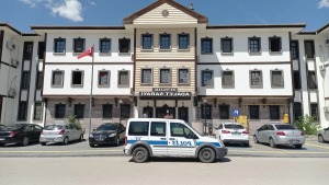 Beypazarı'nda görev süresi dolan hakim ve savcılara plaket ve hediye takdim edildi