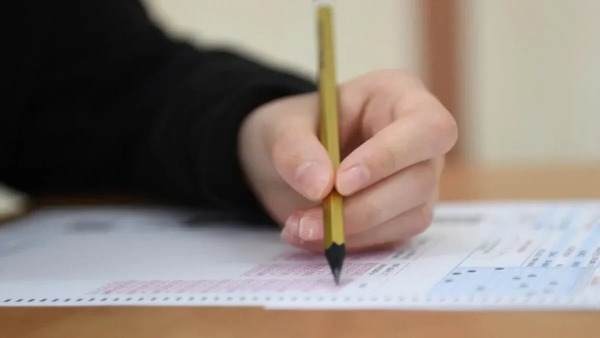 8., hazırlık, 9. ve 10. sınıf öğrencilerine yönelik 110 dakikalık İngilizce ve Almanca sınavında 50 soru soruldu