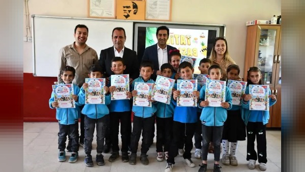 Kaymakam Aslantatar karne dağıtımında öğrencilerle buluştu, tatil için kitap önerdi