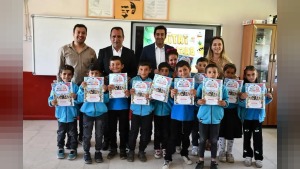Kaymakam Aslantatar karne dağıtımında öğrencilerle buluştu, tatil için kitap önerdi