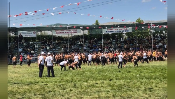 Uluborlu Kiraz Festivali ve Yağlı Pehlivan Güreşleri renkli görüntülere sahne oldu
