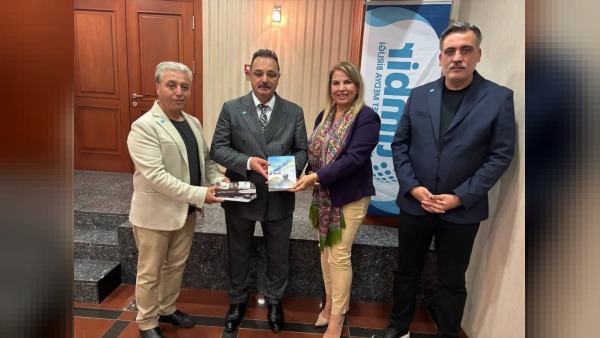 Etibar Həsənzadə'nin eserleri TİMBİR Başkanı Dr. Süleyman Basa'ya sunuldu, dostluk vurgusu yapıldı