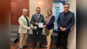 Etibar Həsənzadə'nin eserleri TİMBİR Başkanı Dr. Süleyman Basa'ya sunuldu, dostluk vurgusu yapıldı
