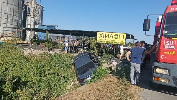 Ferizli Limandere’de 41-BG-448 plakalı araç şarampole devrildi, 3 yaralı hastaneye kaldırıldı