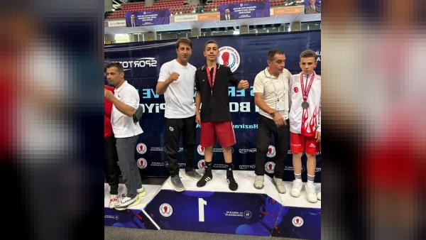 İbrahim Müçük, finalde altın madalya kazanarak Kars ve Türk boksunun parlayan ismi oldu