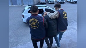 Kars'ta 51 aranma kaydı bulunan şüpheli JASAT operasyonuyla yakalandı, 42 yıl hapis cezası var