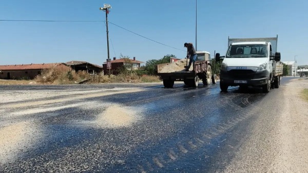 Edirne Süloğlu’nda 40 Dereceyi Aşan Sıcaklık Asfaltların Erimesine Yol Açtı