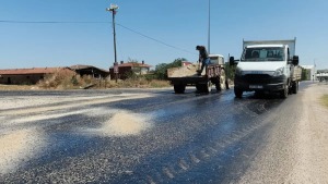 Edirne Süloğlu’nda 40 Dereceyi Aşan Sıcaklık Asfaltların Erimesine Yol Açtı