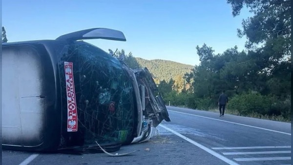 Antalya'da tur otobüsü ile otomobil çarpıştı, sürücü hayatını kaybetti, 12 turist yaralandı